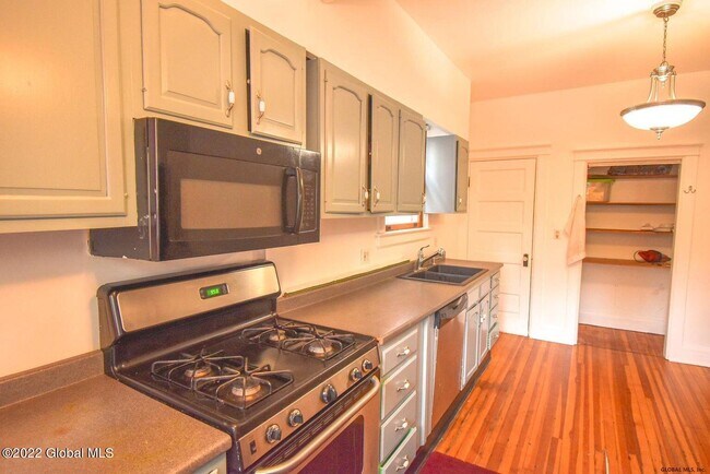 Building Photo - 558 Myrtle Ave