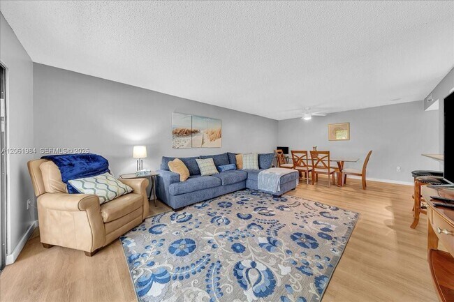 Building Photo - 2240 N Cypress Bend Dr