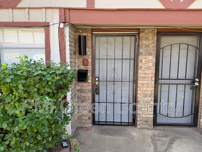 Primary Photo - 4704 S Darlington Ave