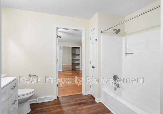 Building Photo - 3212 Vinton St