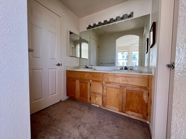 Building Photo - Gorgeous 2 Bd 2 Ba Unit in Redwood Shores