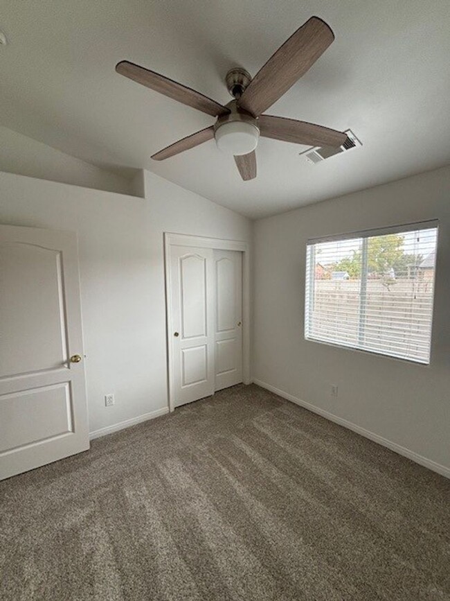 Building Photo - Immaculate 3 Bedroom / 2.5 Bathroom + Offi...