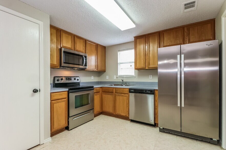 Building Photo - 401 Meadow St