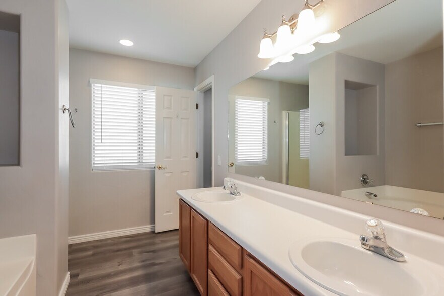 Building Photo - 7625 S Athel Tree Dr