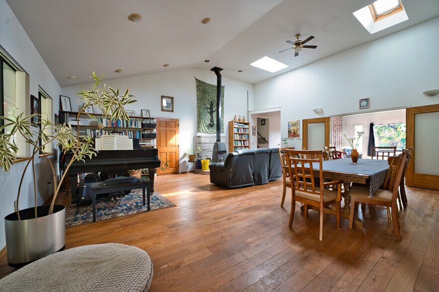 Building Photo - 945 Midpine Way
