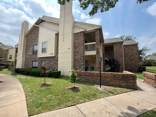 Building Photo - 3140 Devonshire Dr