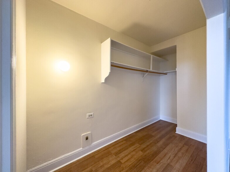 Building Photo - 3335 W Diversey Ave