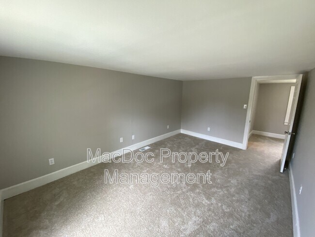 Building Photo - 210 Milford St