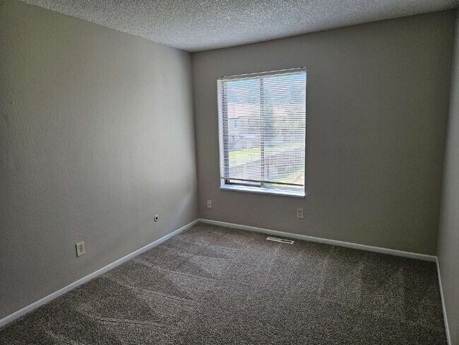 Building Photo - Spacious 3 Bedroom End Unit Townhome Close To Everything!