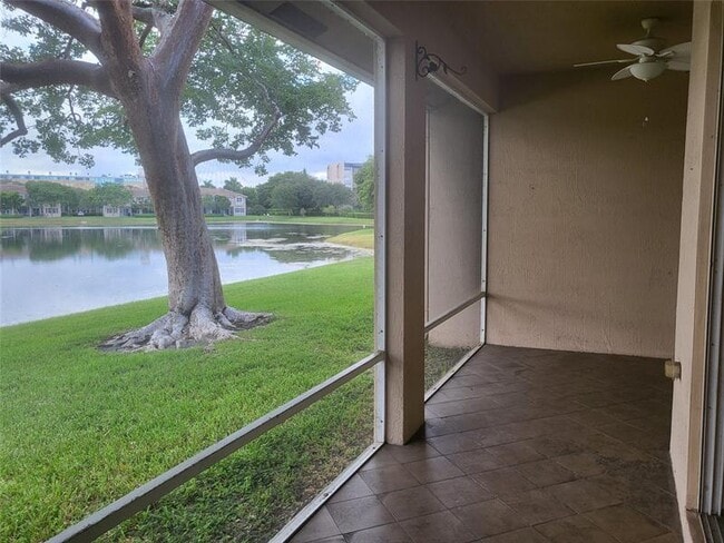 Building Photo - 3331 Lakeside Dr