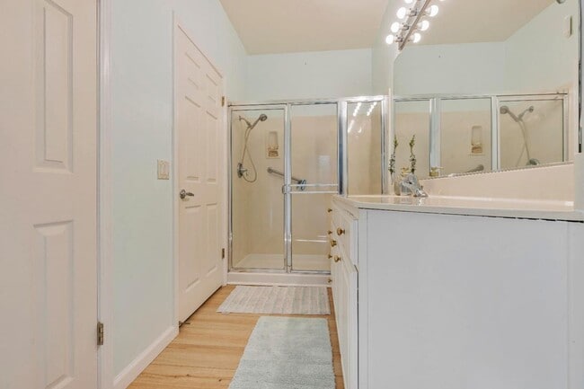 Building Photo - CHARMING 2 BEDROOM & 2 BATHROOM DUET! LOVE...