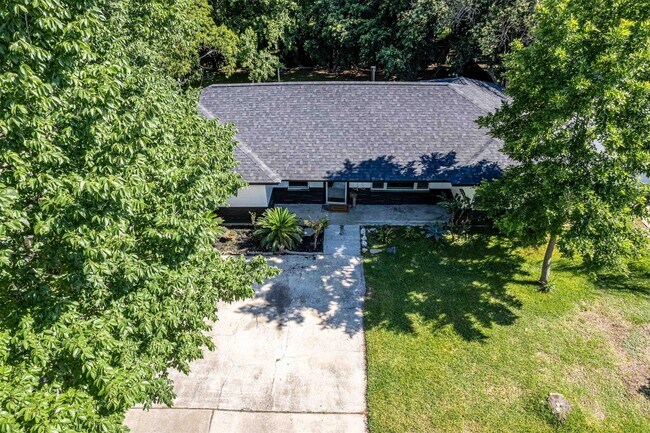 Building Photo - 608 W Lobit Ave