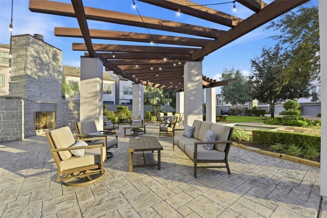 Building Photo - 819 Algona Ave