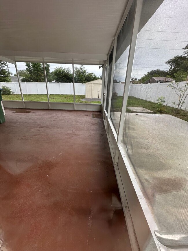 Building Photo - Cute 2 Bedroom 1 Bath with huge Screen Porch