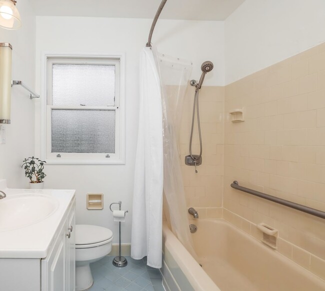 Building Photo - 3 Bedroom Home In Kensington!