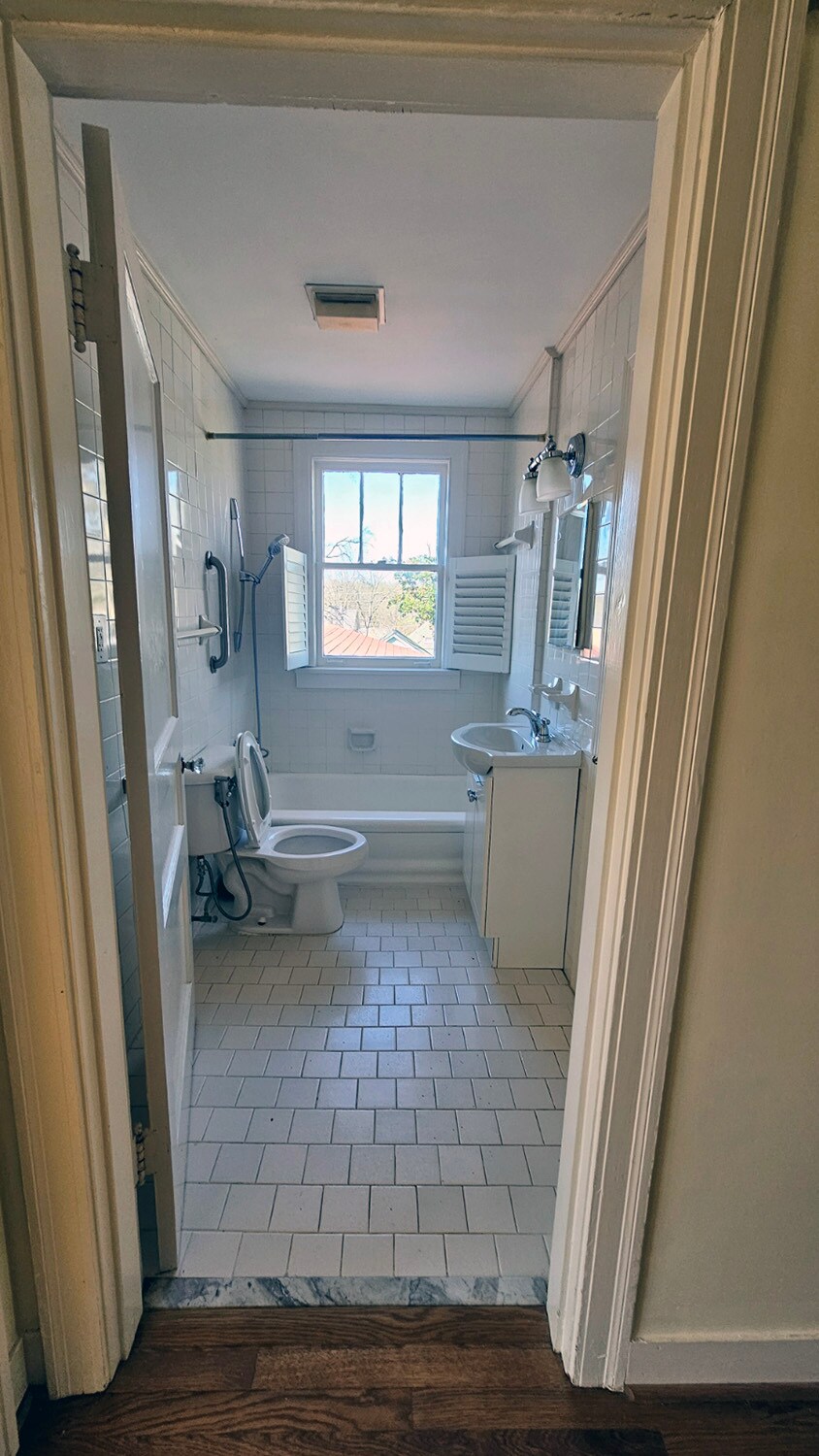 Building Photo - 2610 Woodlawn Dr