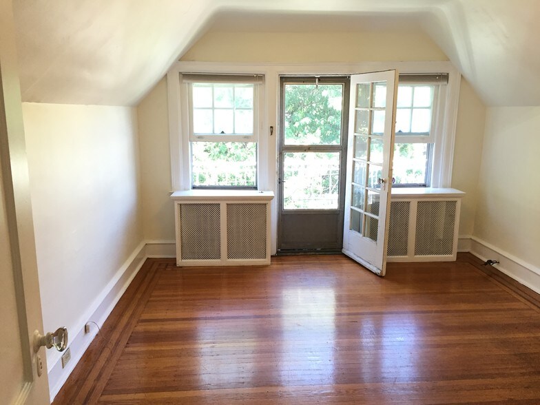 Building Photo - 425 S 46th St