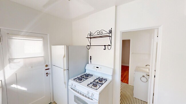 Building Photo - Unfurnished One Bedroom for Rent in Corona...