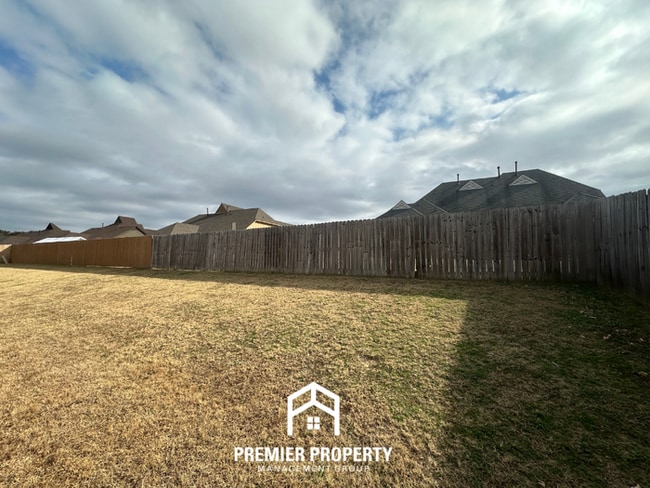 Building Photo - 2280 Southern Woods Dr