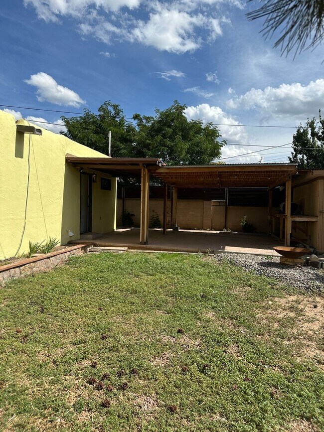 Building Photo - 1361 Santa Rosa Dr