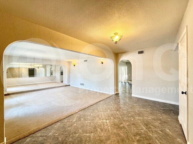 Building Photo - 5539 E Bloomfield Rd