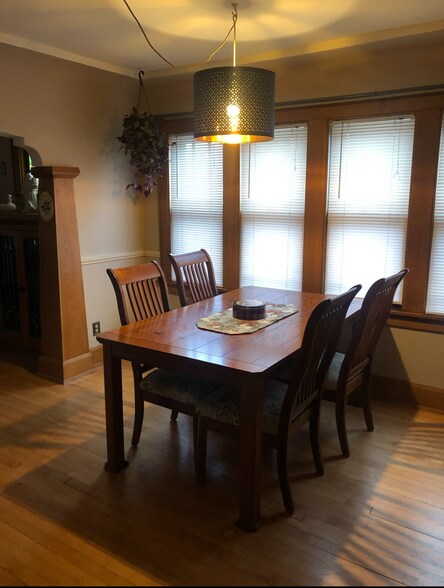 Dining room - 3360 S Kinnickinnic Ave