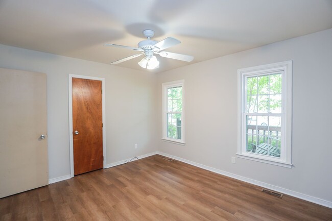 Building Photo - -- Available Now!  Spacious 4 Bed 2 Bath C...