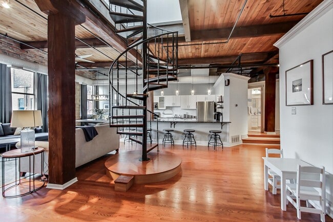 Building Photo - 913 W Van Buren St