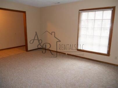 Building Photo - 708 Village Dr