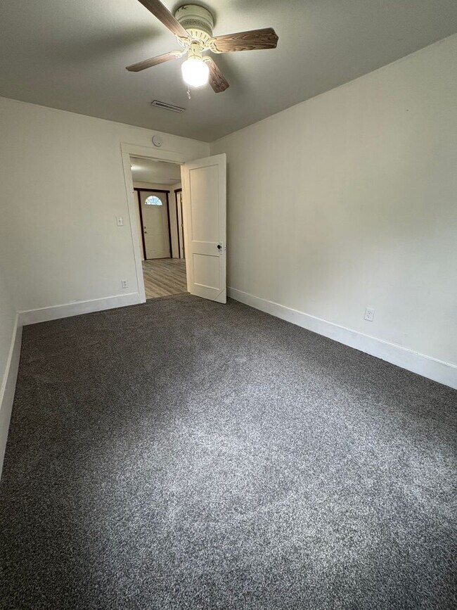 Building Photo - Charming Northside La Crosse Home
