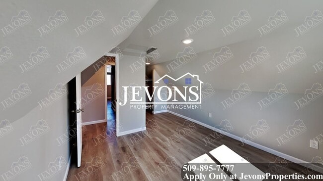 Building Photo - Explore this attractive property in Yakima with 3 bedrooms and 1 bathroom