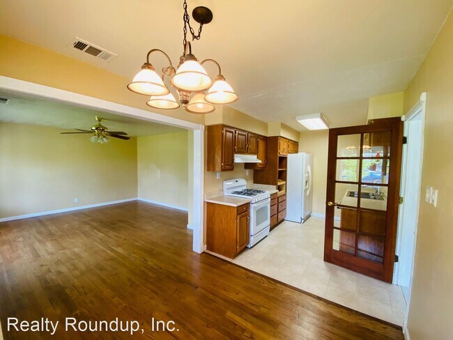 Building Photo - 2 br, 2.5 bath House - 9152 Locust St