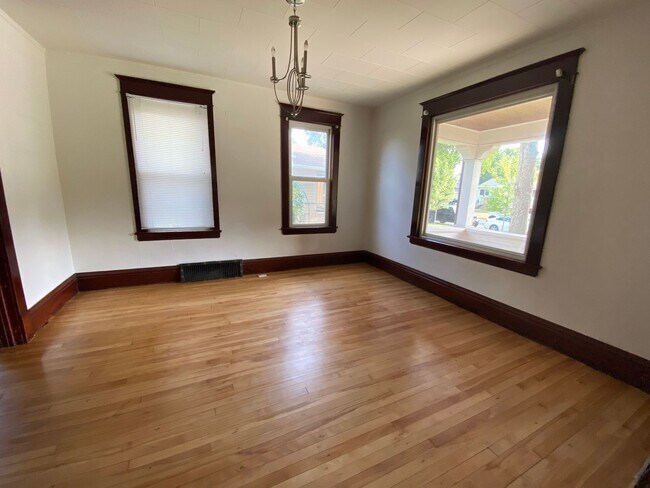 Building Photo - 304 6th Ave NW