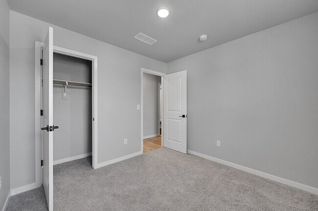 Building Photo - $2,495.00, 3 bed,2.5 bath located in Color...