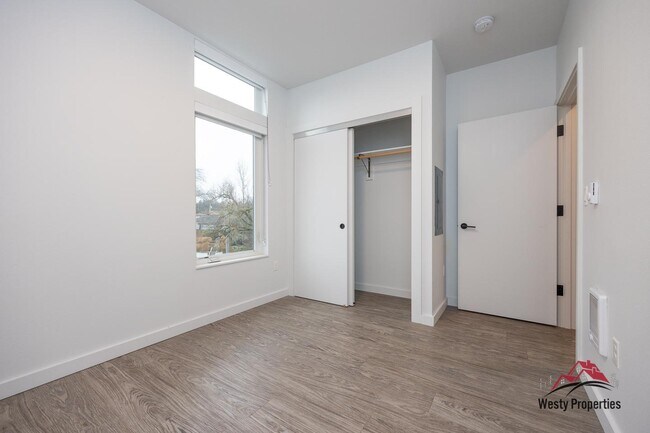 Building Photo - 4647 SE 40th Ave