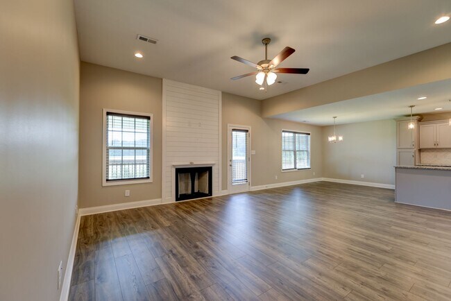 Building Photo - Sharp 3 bed 2 bath with Bonus room and nice fenced yard.