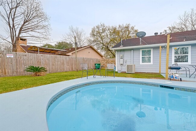 Building Photo - 5330 Hialeah Dr