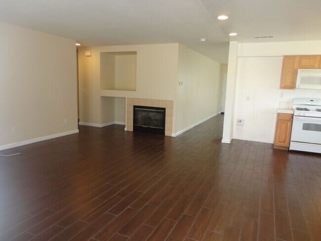 Building Photo - Beautiful 3 + 2 Single Story Home Palmdale