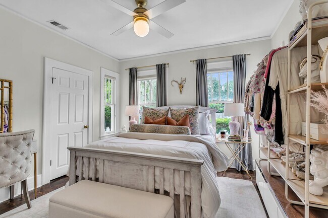 Building Photo - Completely Renovated Charming - 3 bedroom 2 bathroom home - 1108 Bonventure Rd, Savannah GA