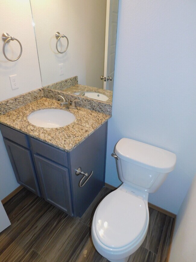 Building Photo - Charming 2-Bedroom Townhouse Retreat with 2.5 Baths in Fayetteville’s Rolling Woods - 1252 Sq Ft ...