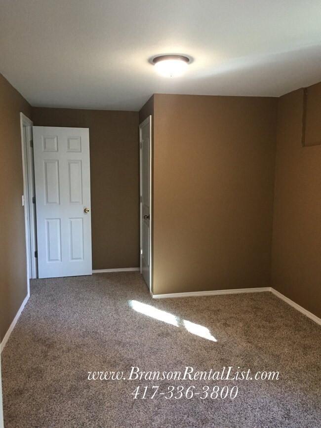 Building Photo - Large 5 Bedroom with lawn care and a commu...