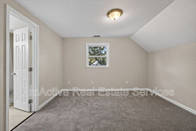 Building Photo - 1065 Lindenwood Ave