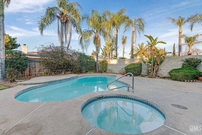 Building Photo - 14004 Las Entradas - Gorgeous NW remodeled...