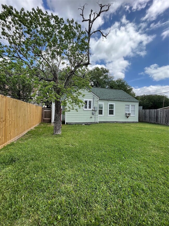 Building Photo - 407 E Defee Ave