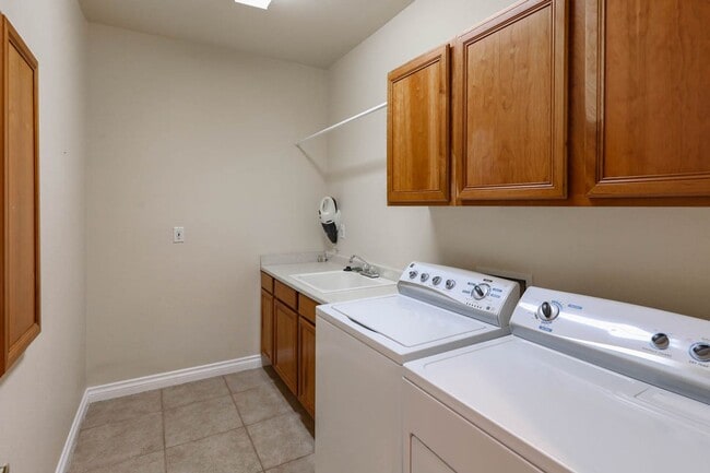Building Photo - 4 Bedroom, Queens Ridge Guard Gated Commun...