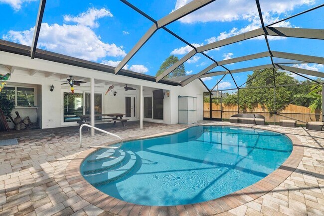 Building Photo - 12151 Old Country Rd N