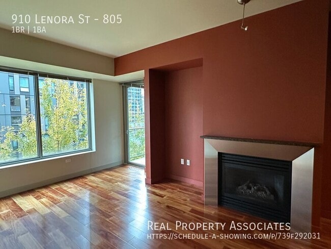 Building Photo - 910 Lenora St