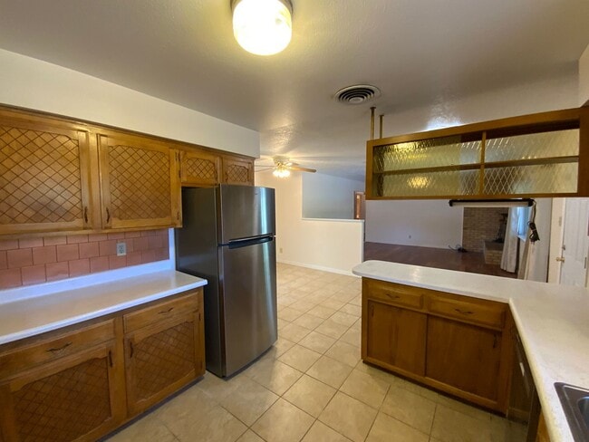 Building Photo - 3 Bedroom Single Story Home Available Near...