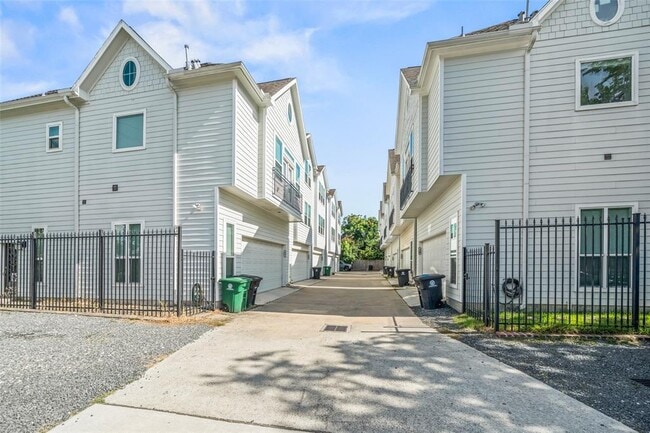 Building Photo - 850 W 20th St