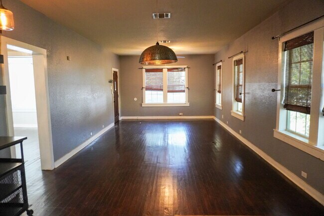 Building Photo - Charming Alta Vista Bungalow  ** Zero Secu...